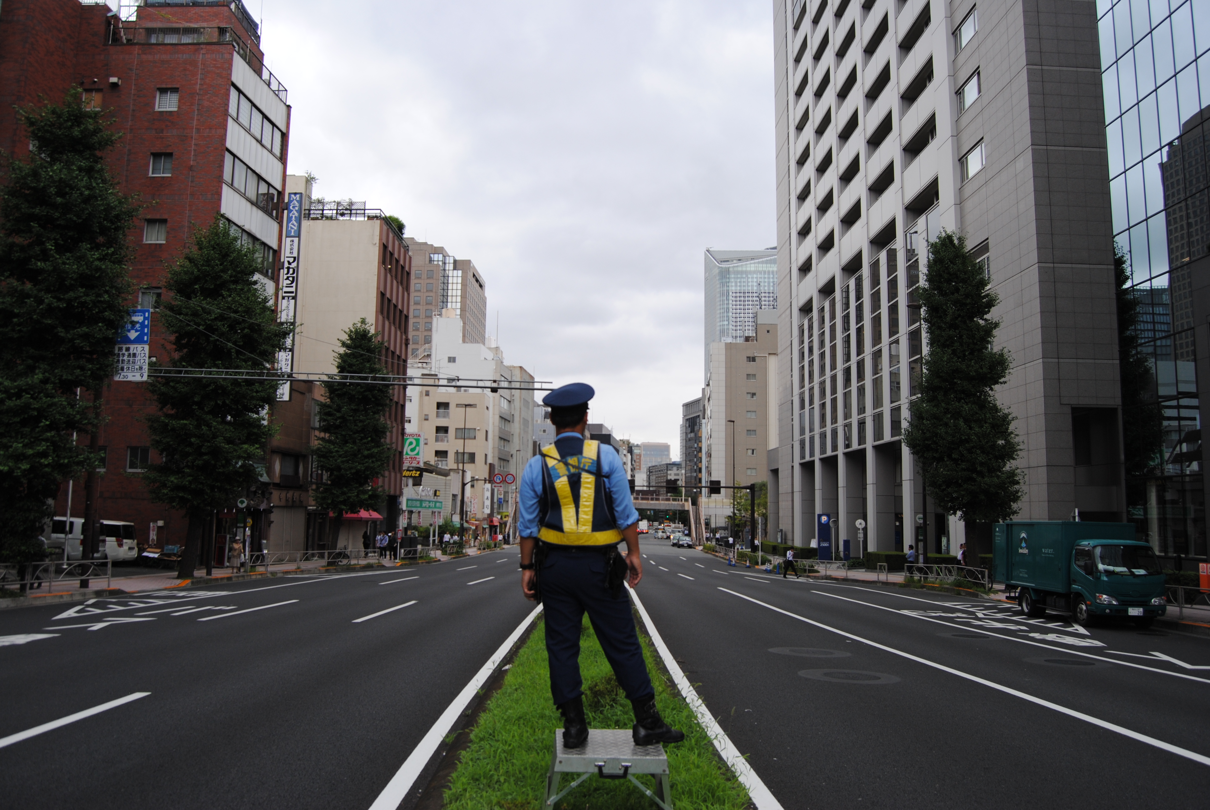 Policía haciendo señales en una calle de Tokyo