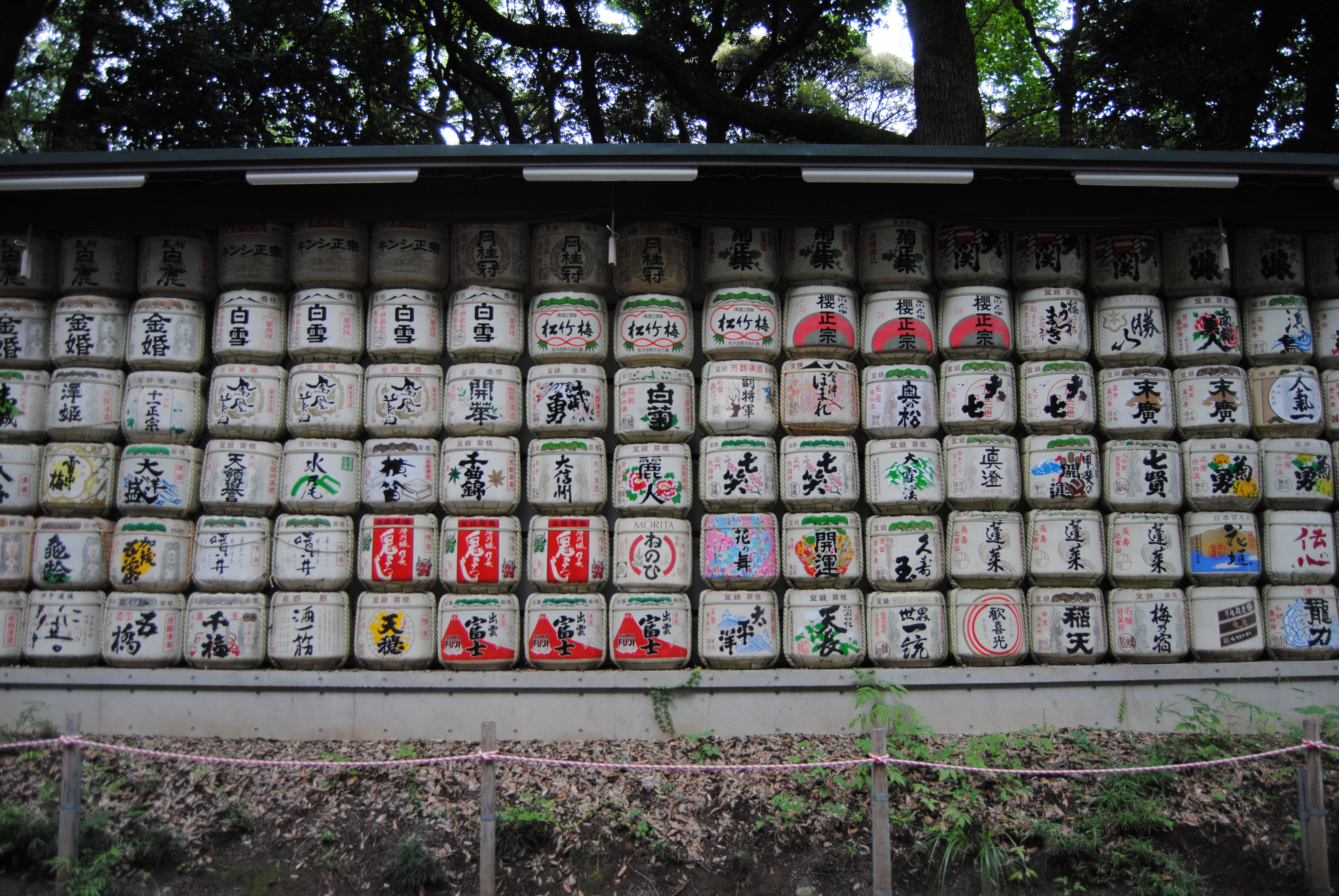 Recipientes de sake en un templo japonés