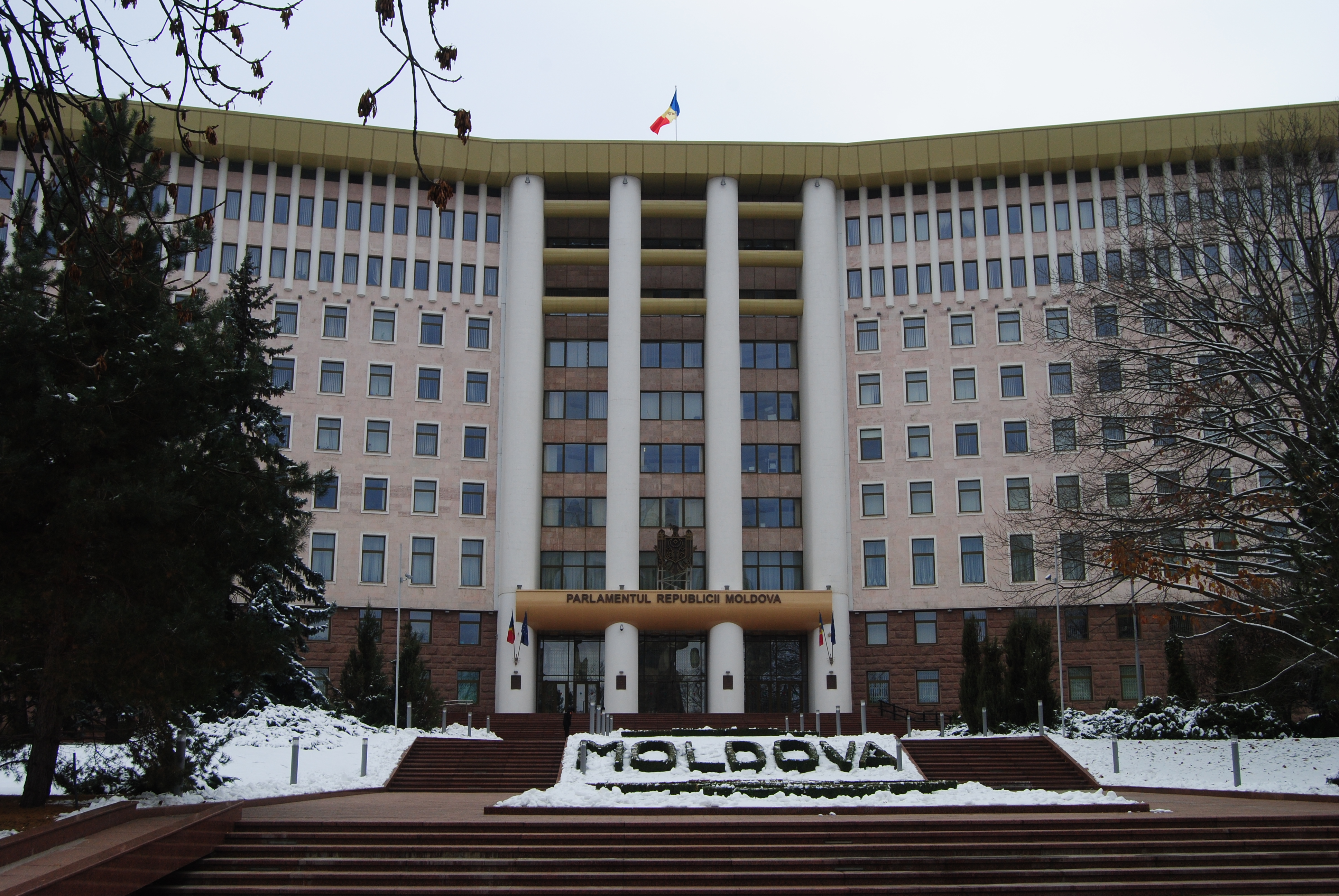 Parlamento de Moldavia entre la nieve
