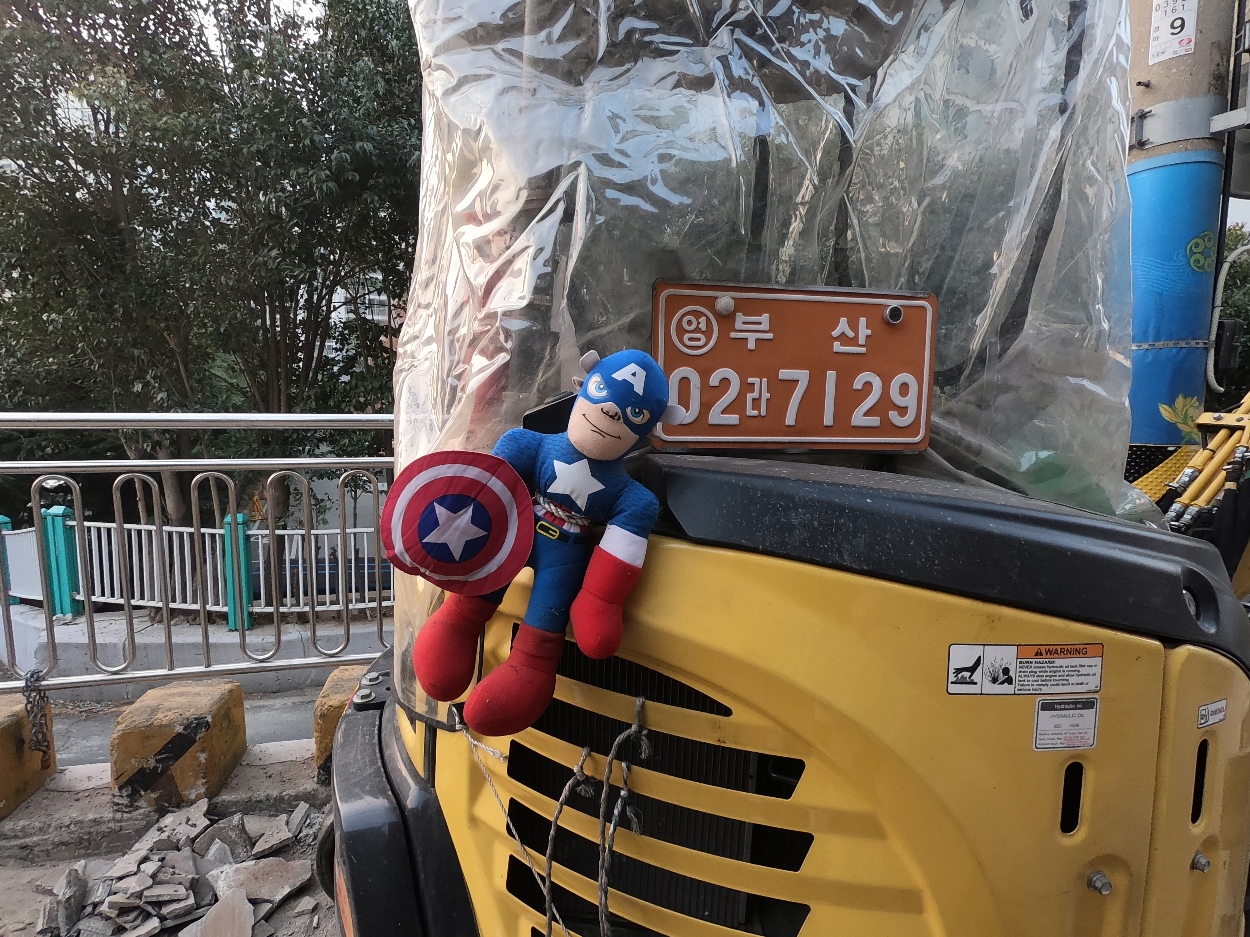 muñeco del Capitán América con una matrícula coreana