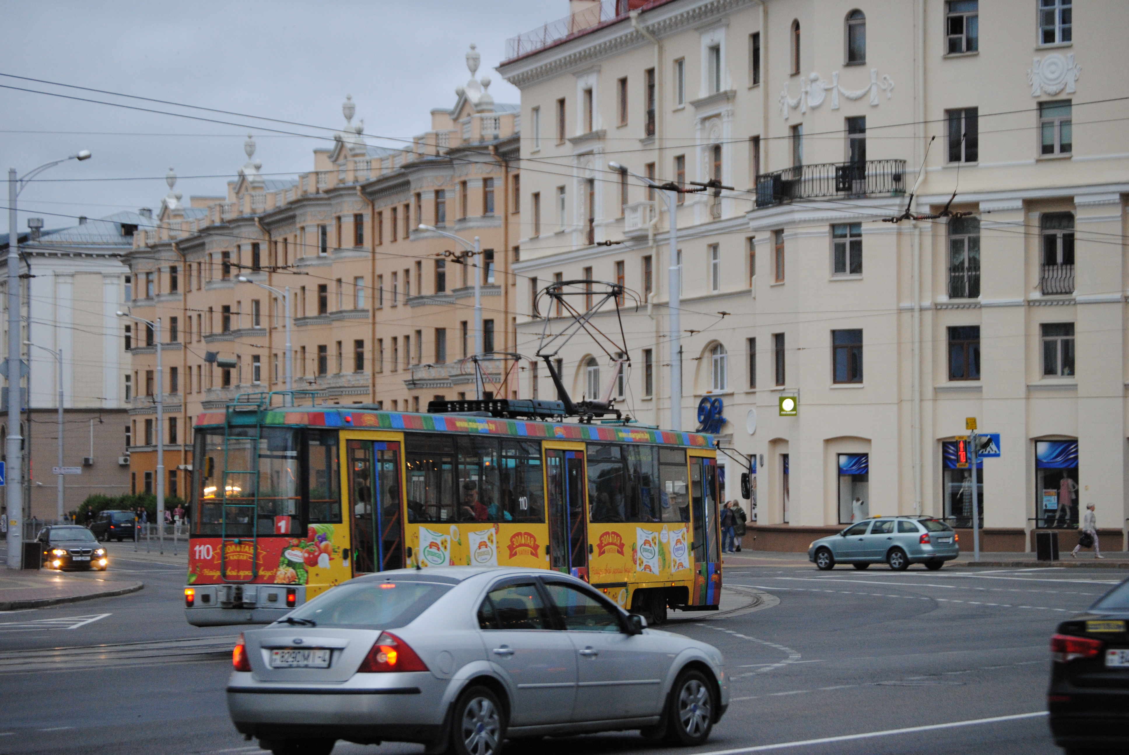 tranvía amarillo antiguo de Minsk