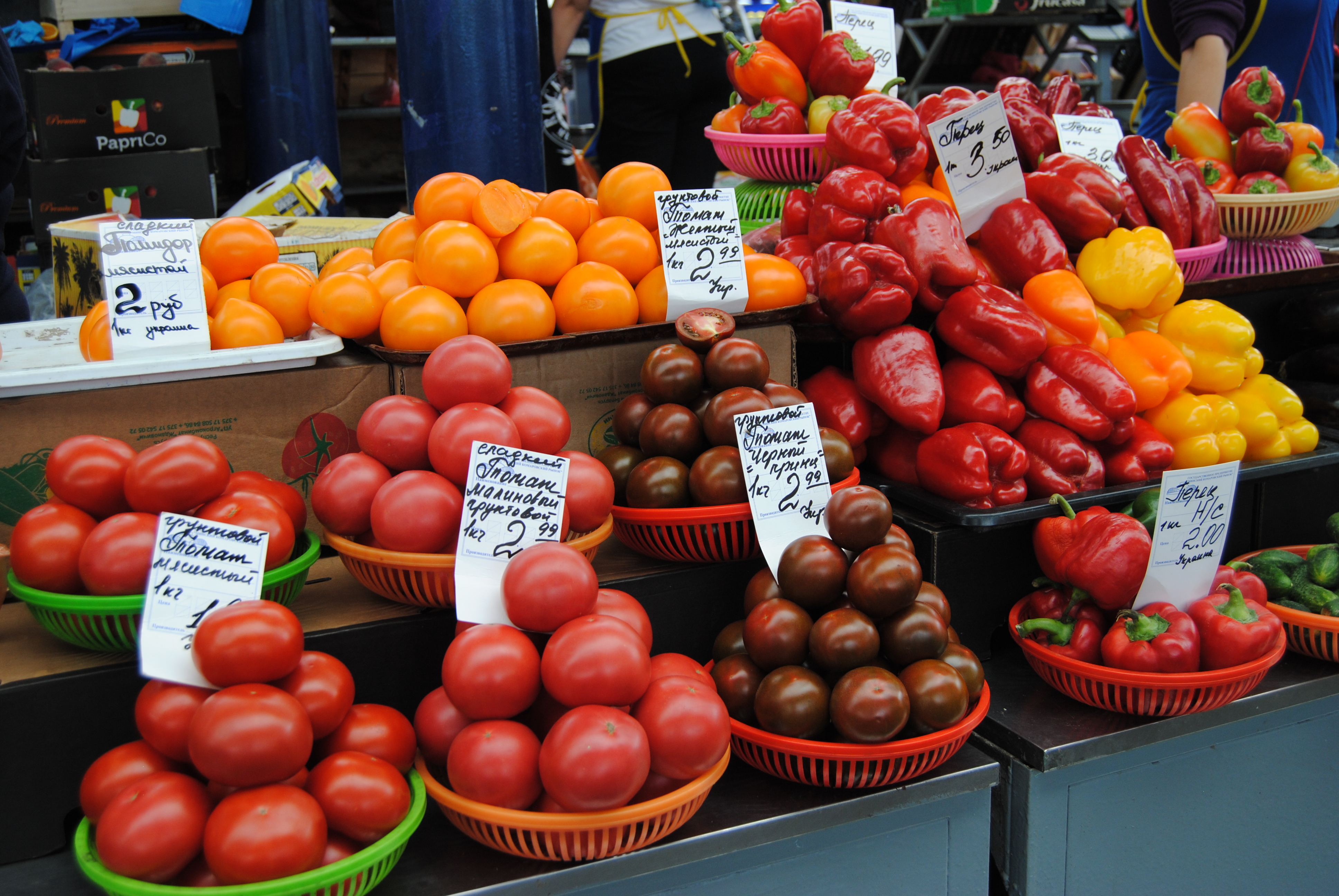 Tomates en el mercado de Komarovskiy de Minsk