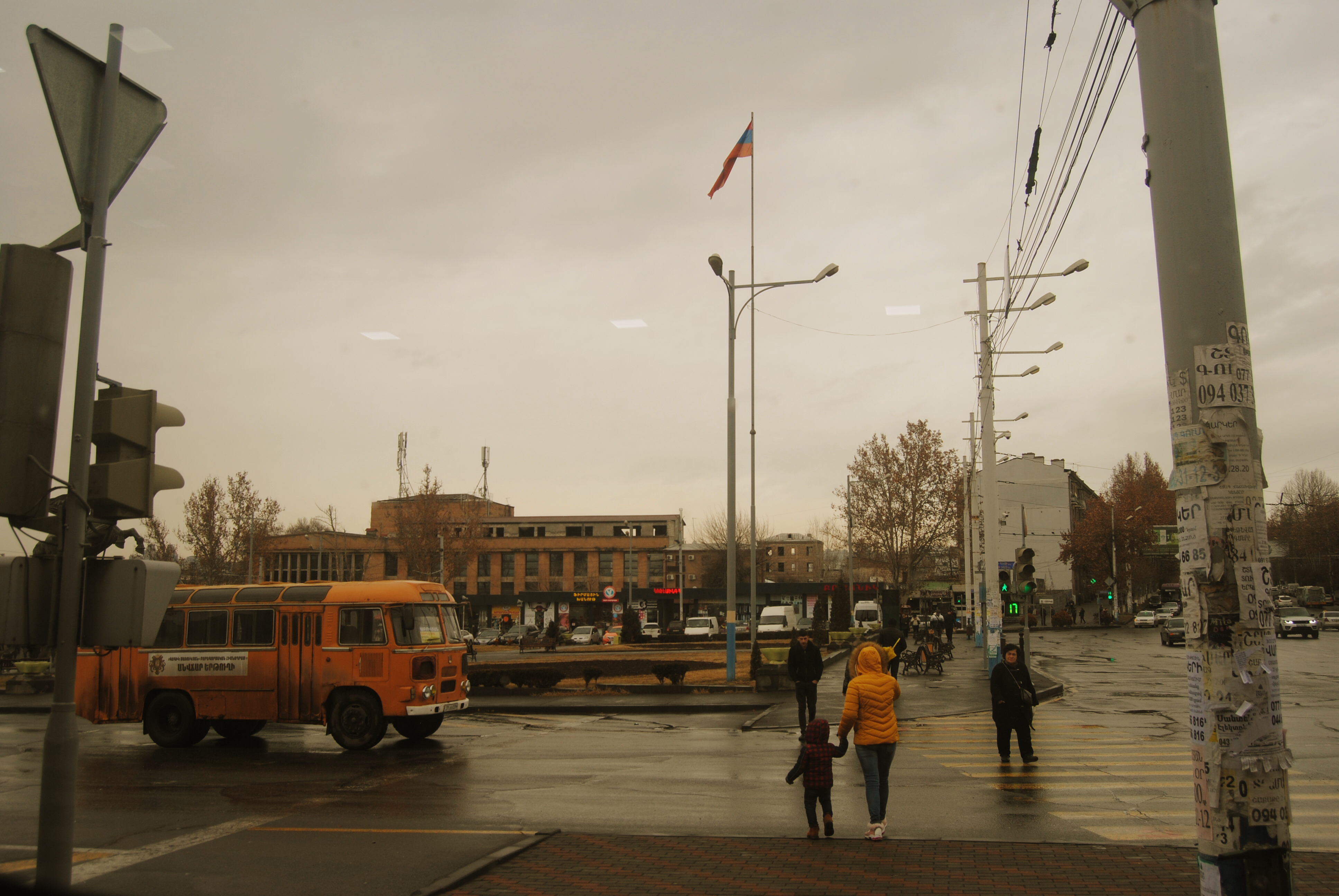 autobús amarillo en Ereván