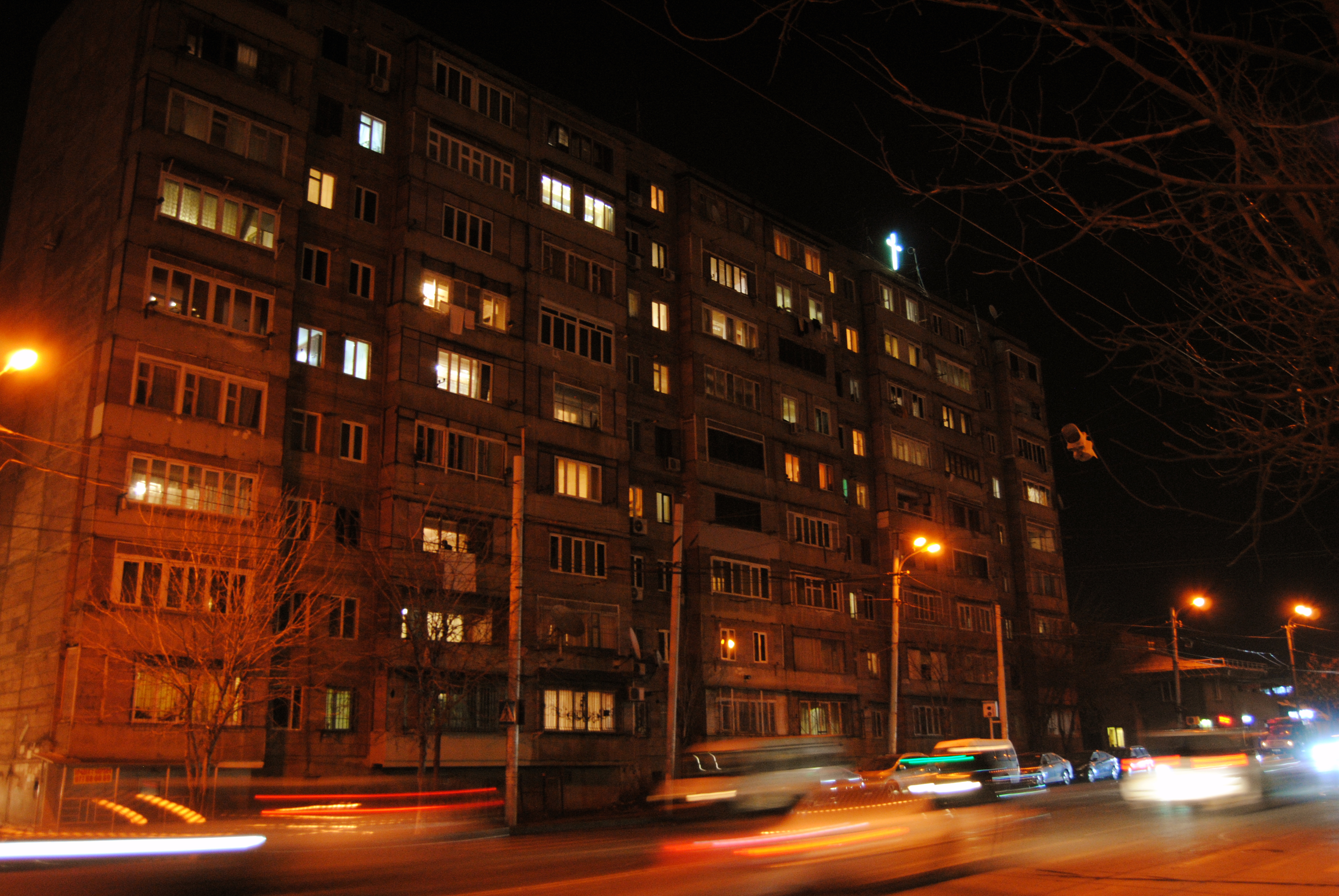 Edificio en Ereván, por la noche