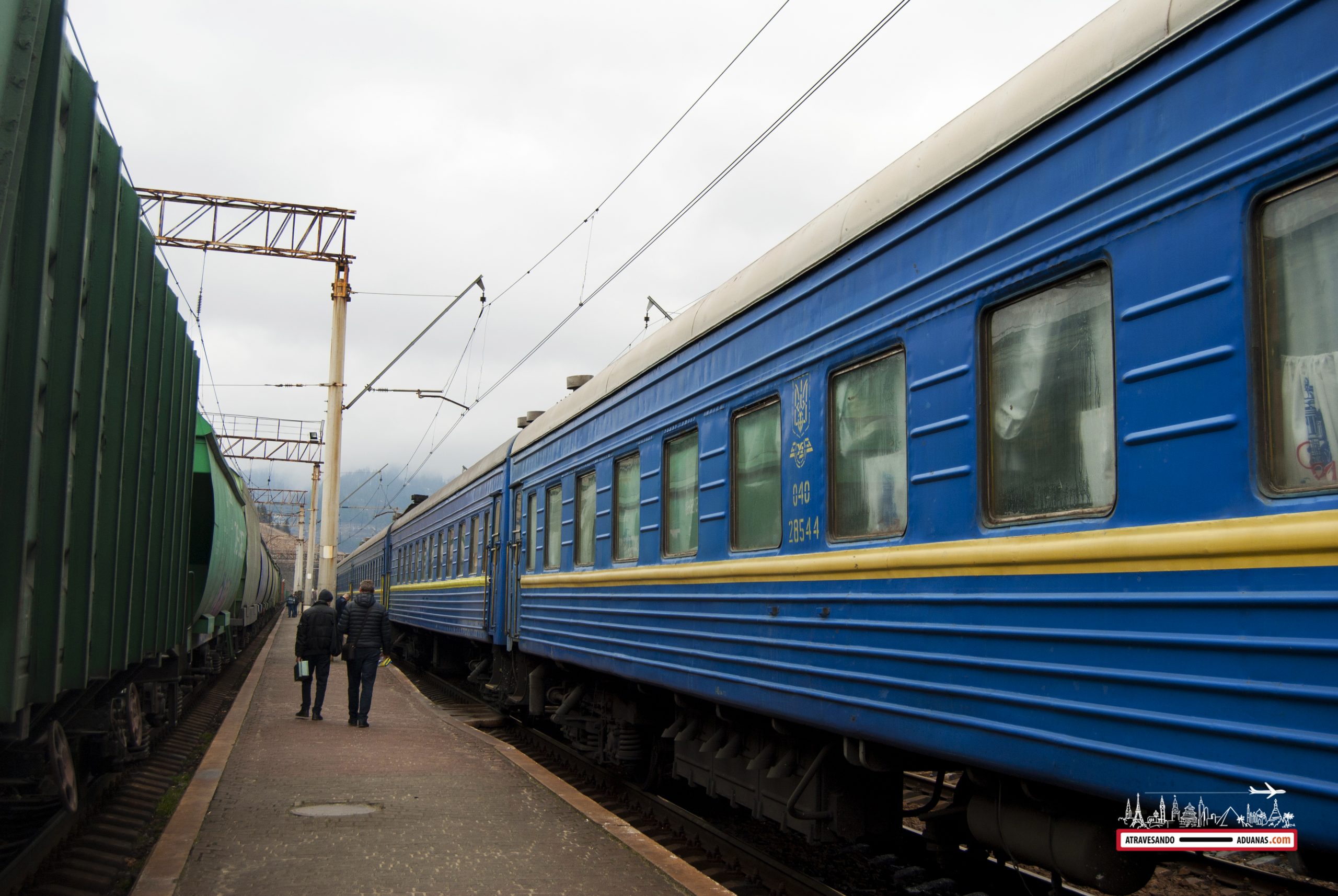 tren ucraniano de camino a la frontera húngara