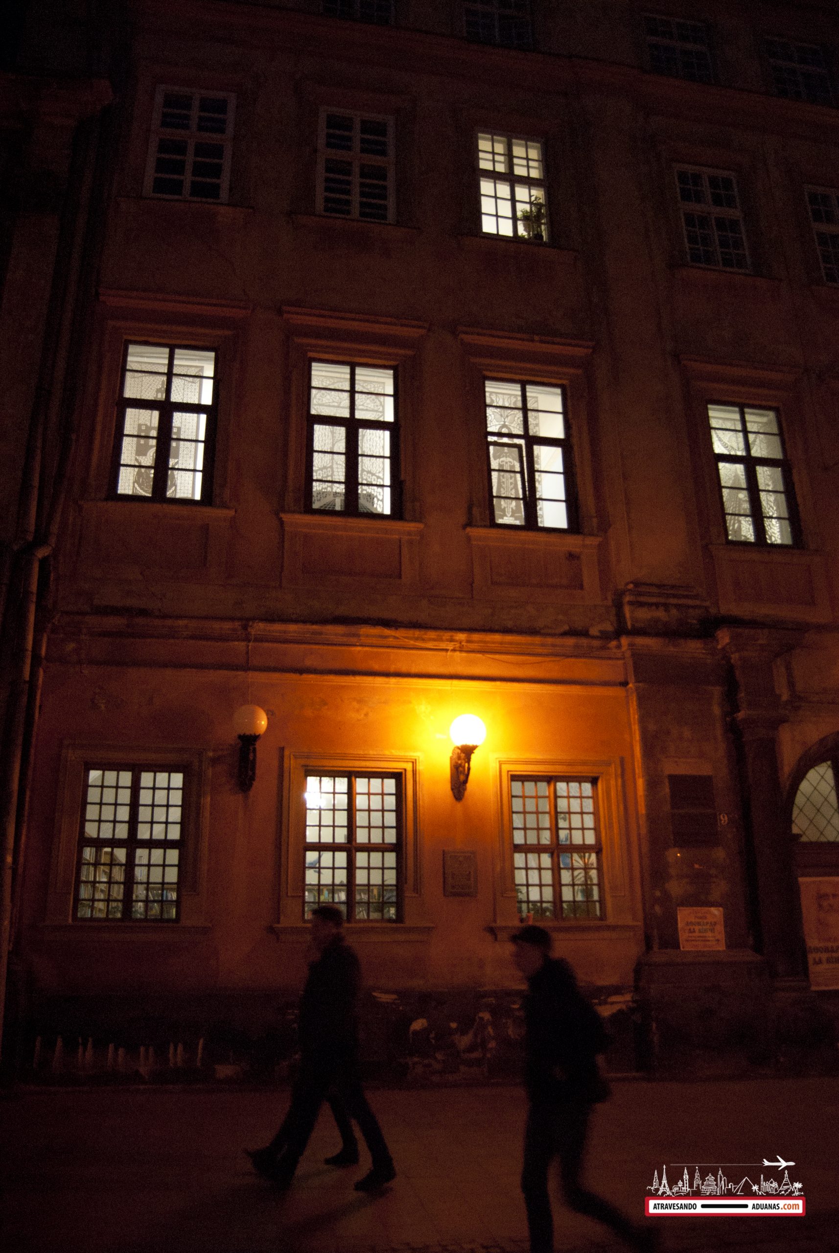 centro histórico de Lviv por la noche