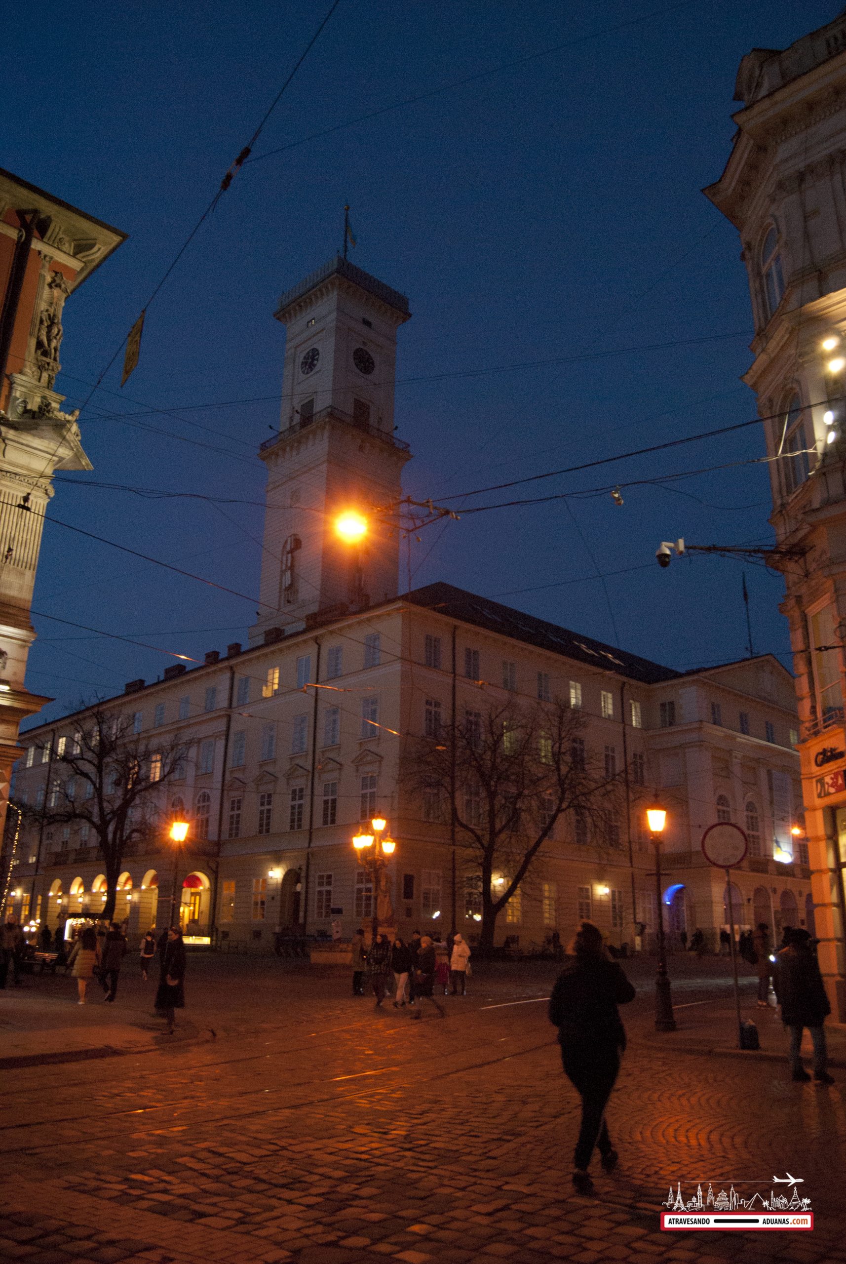 centro histórico de Lviv por la noche
