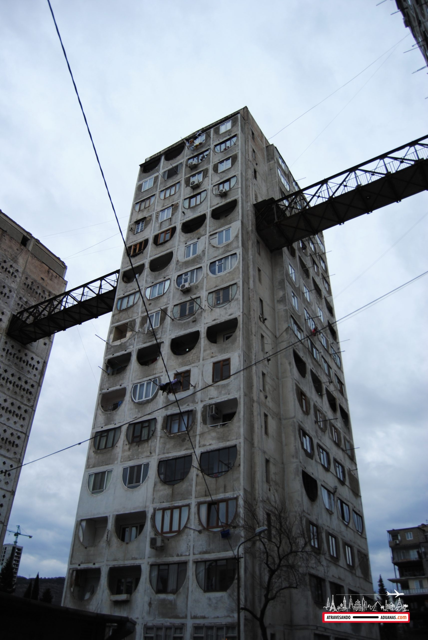 edificio soviético del barrio de saburtalo, tbilisi