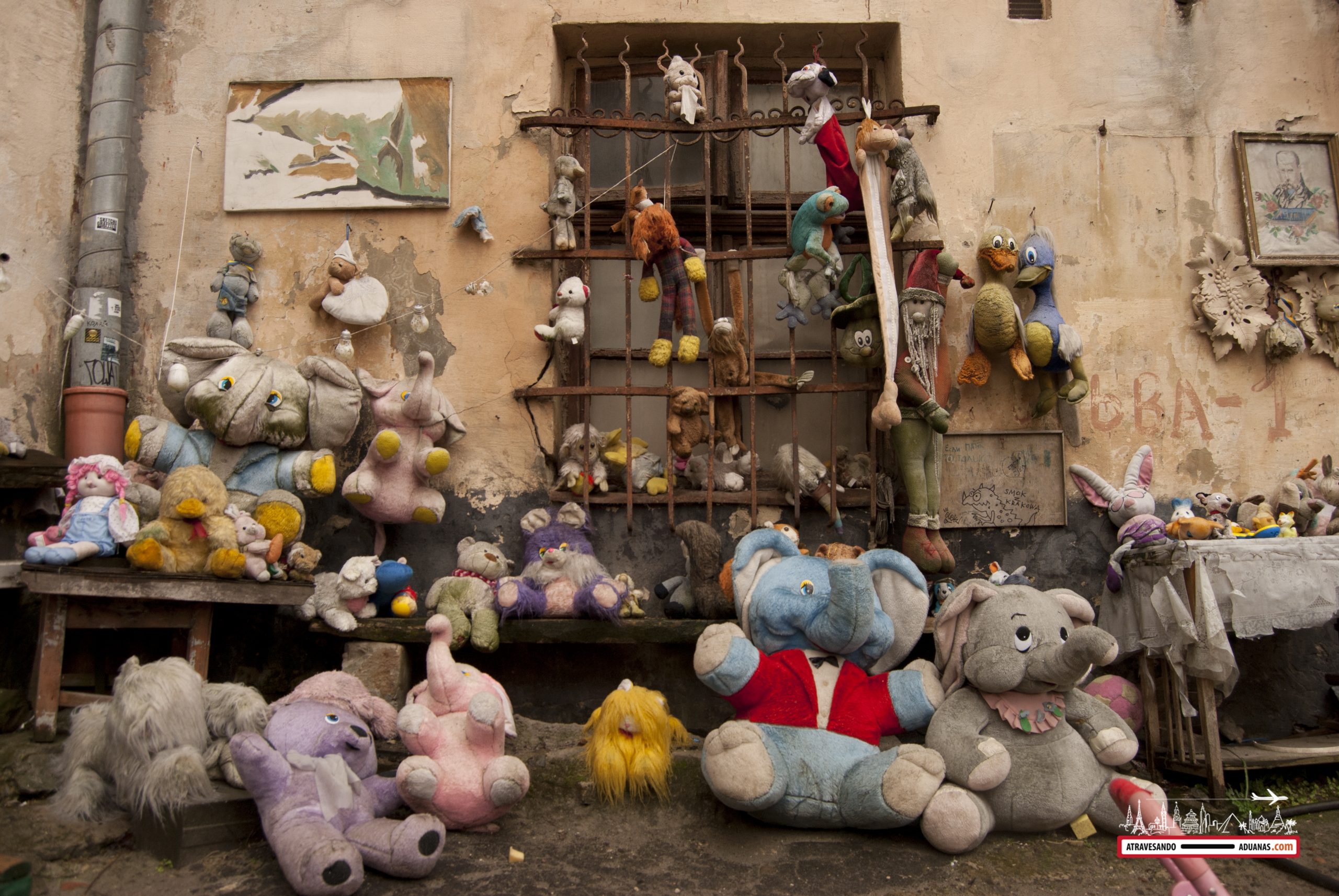 juguetes abandonados en lviv