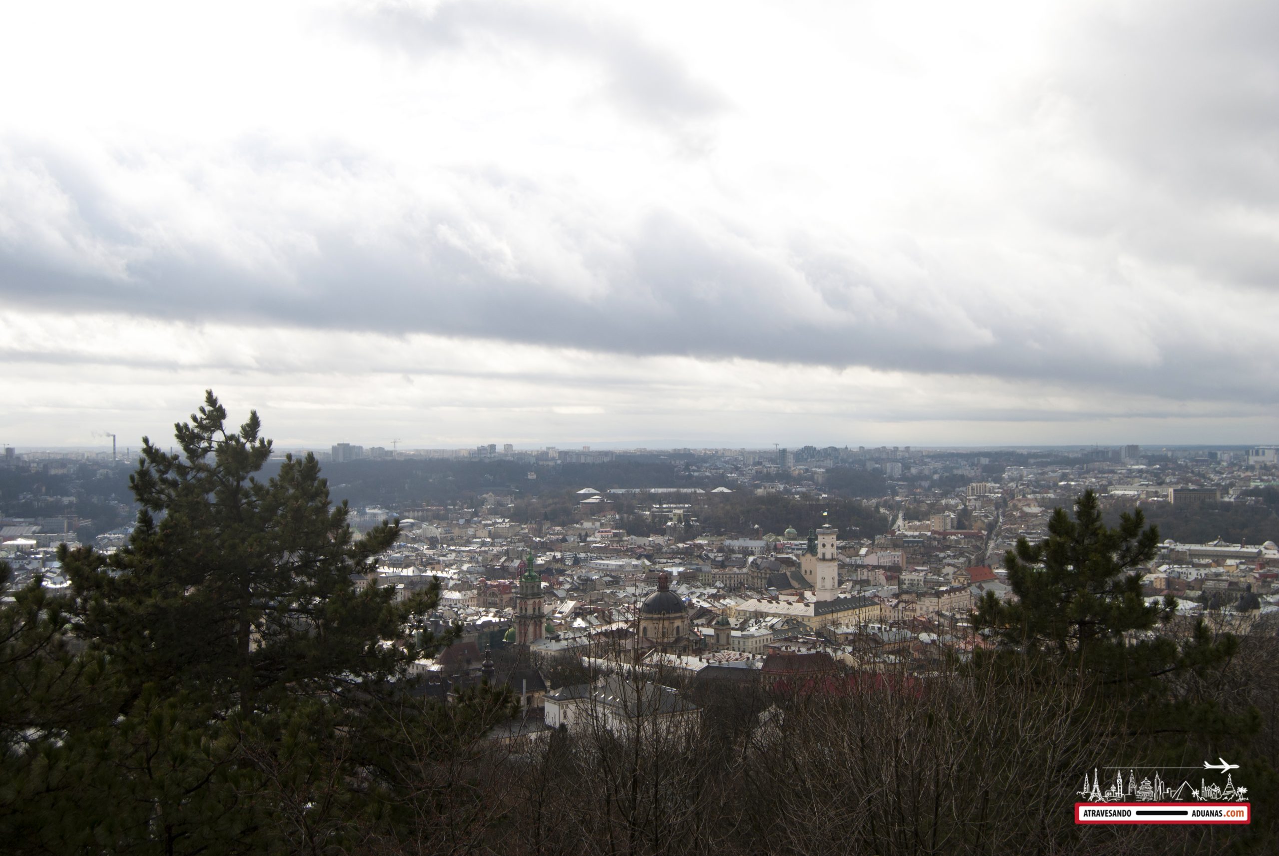 la ciudad de lviv vista desde el montículo 