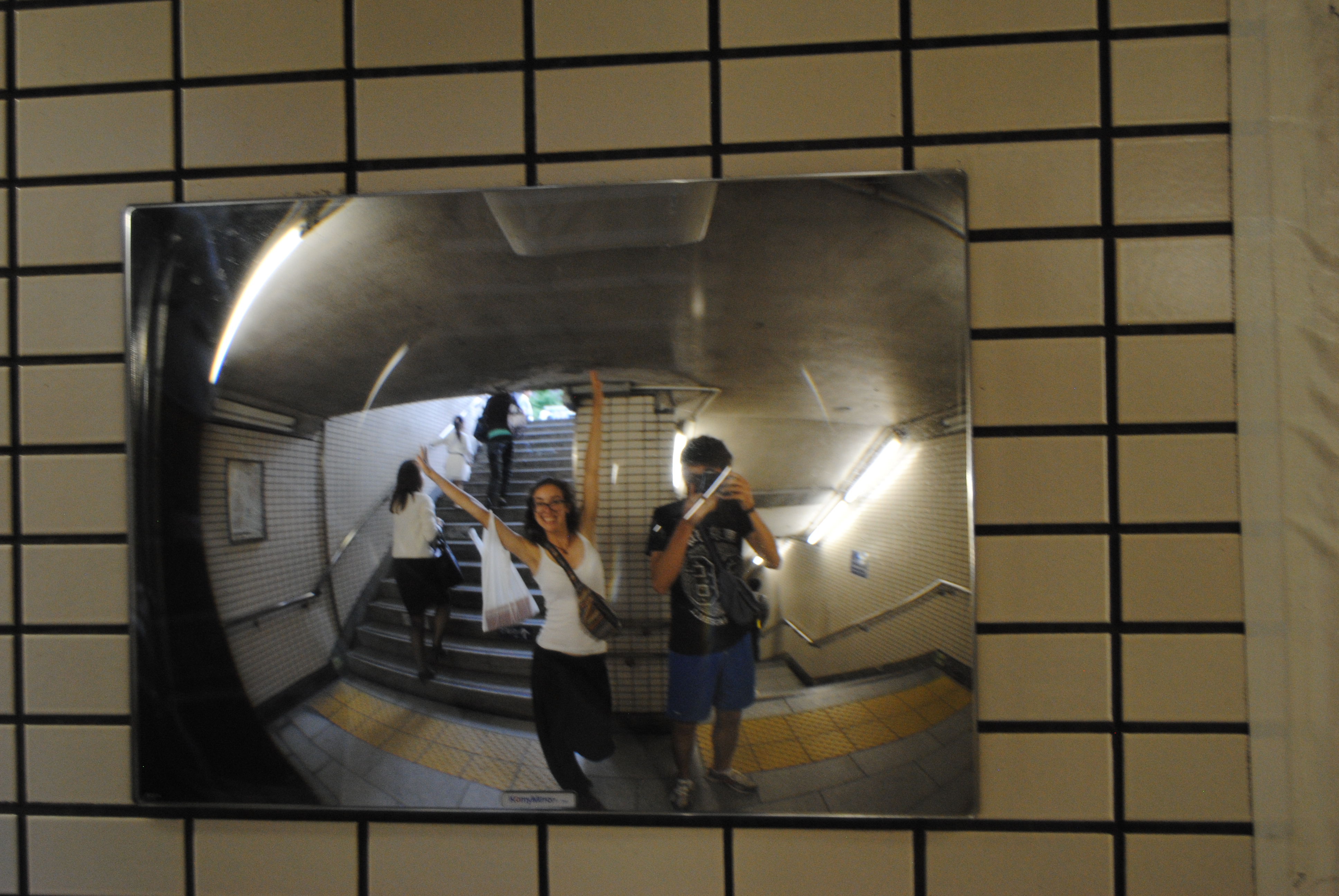 Espejo en la boca del metro de Tokyo