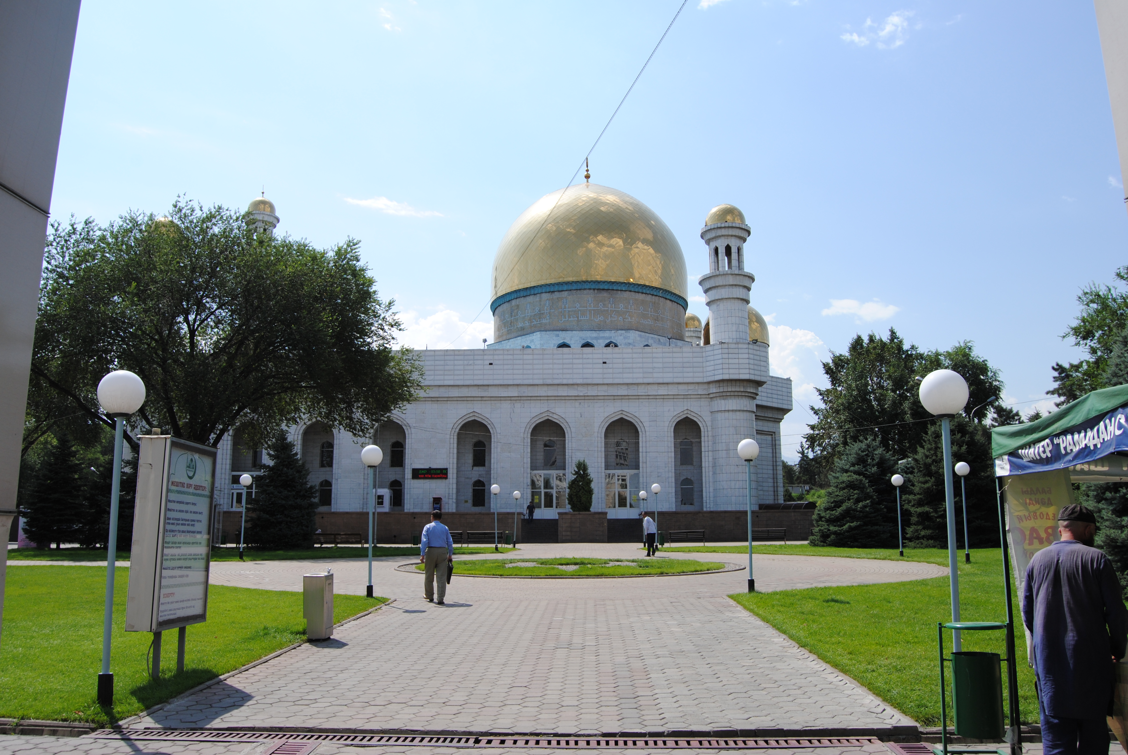 El patio de la mezquita central de Almaty