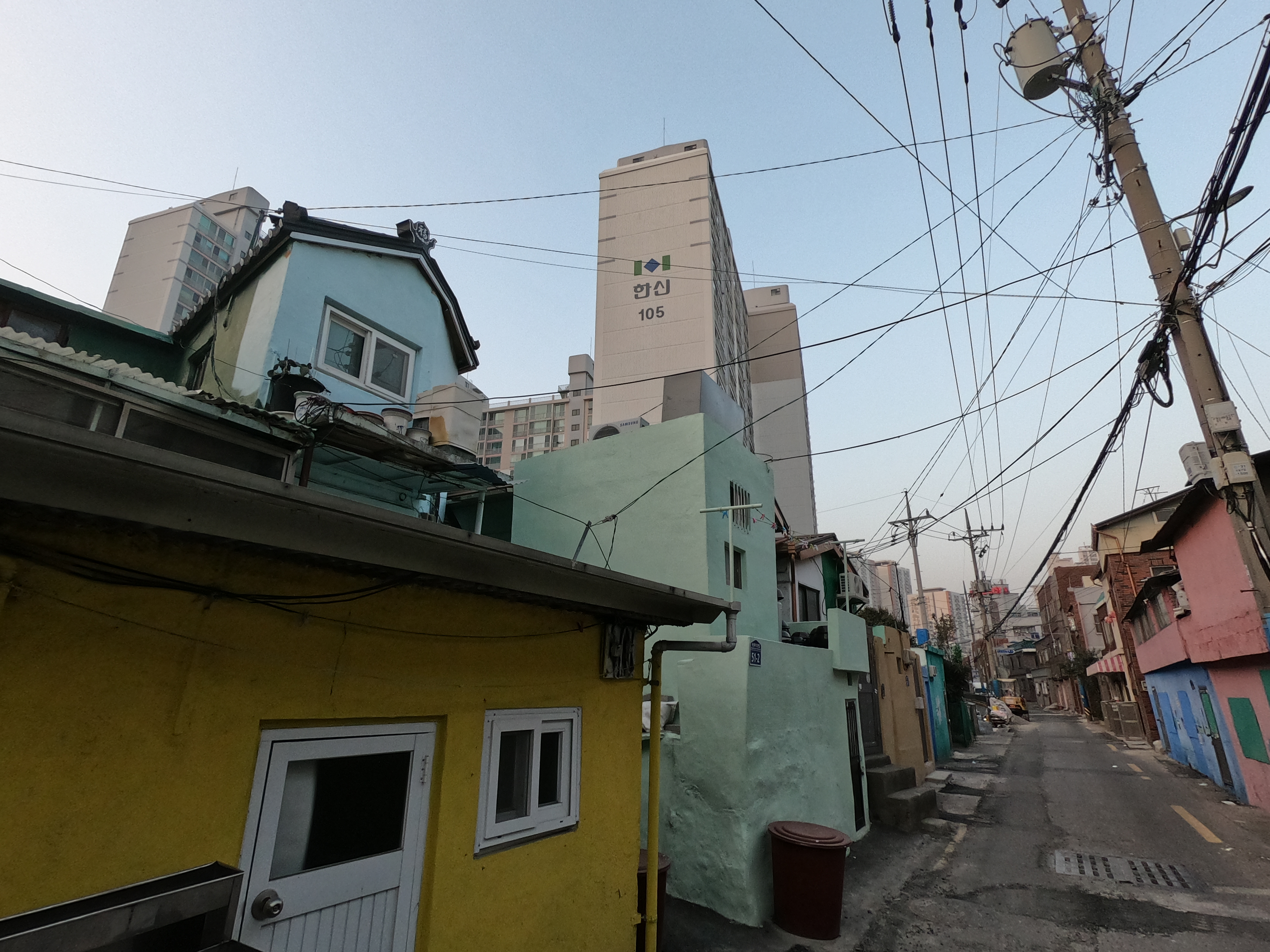 contraste entre casas y bloques de pisos en Busán 