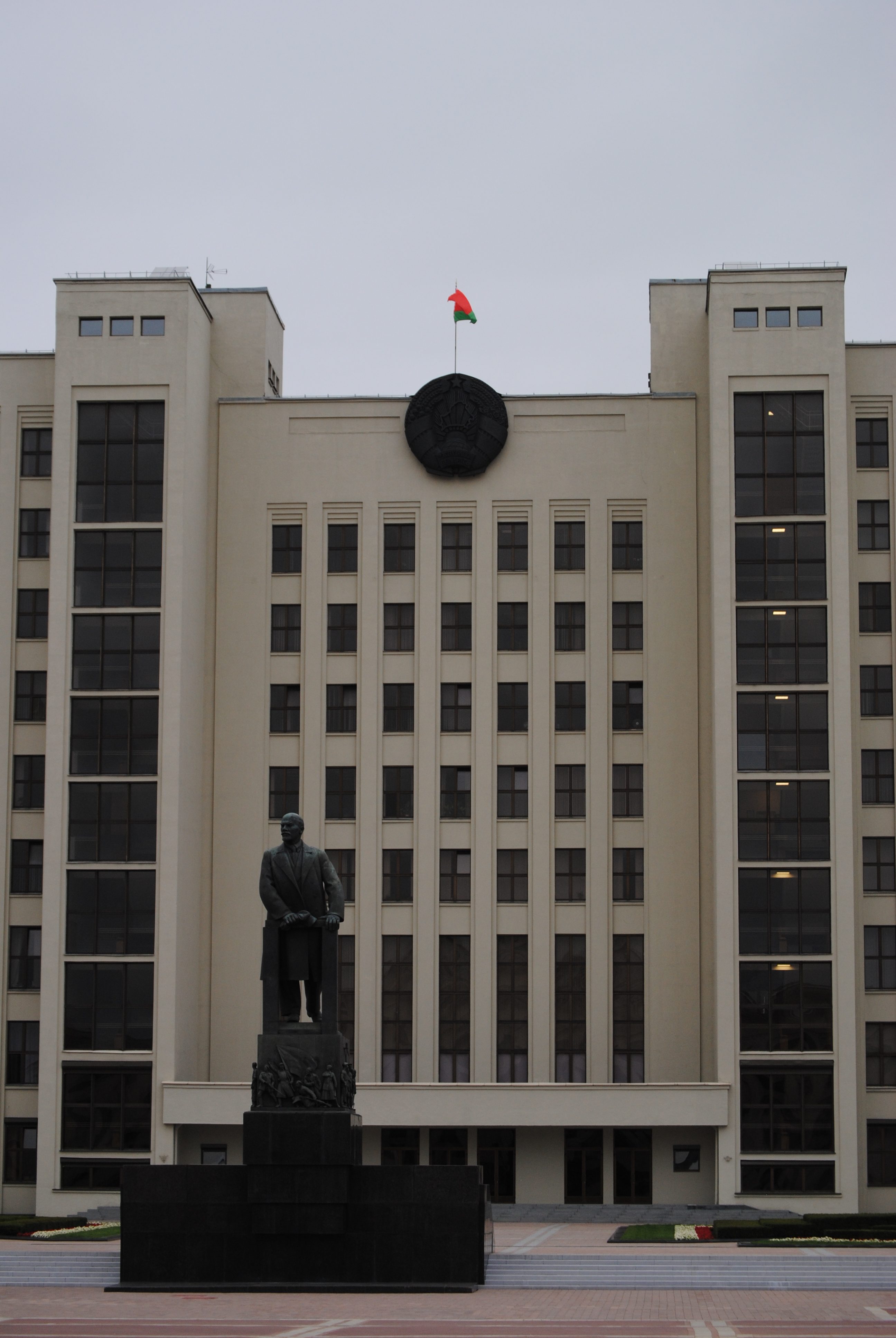 Estatua de Vladimir Lenin delante del Parlamento de Bielorrusia