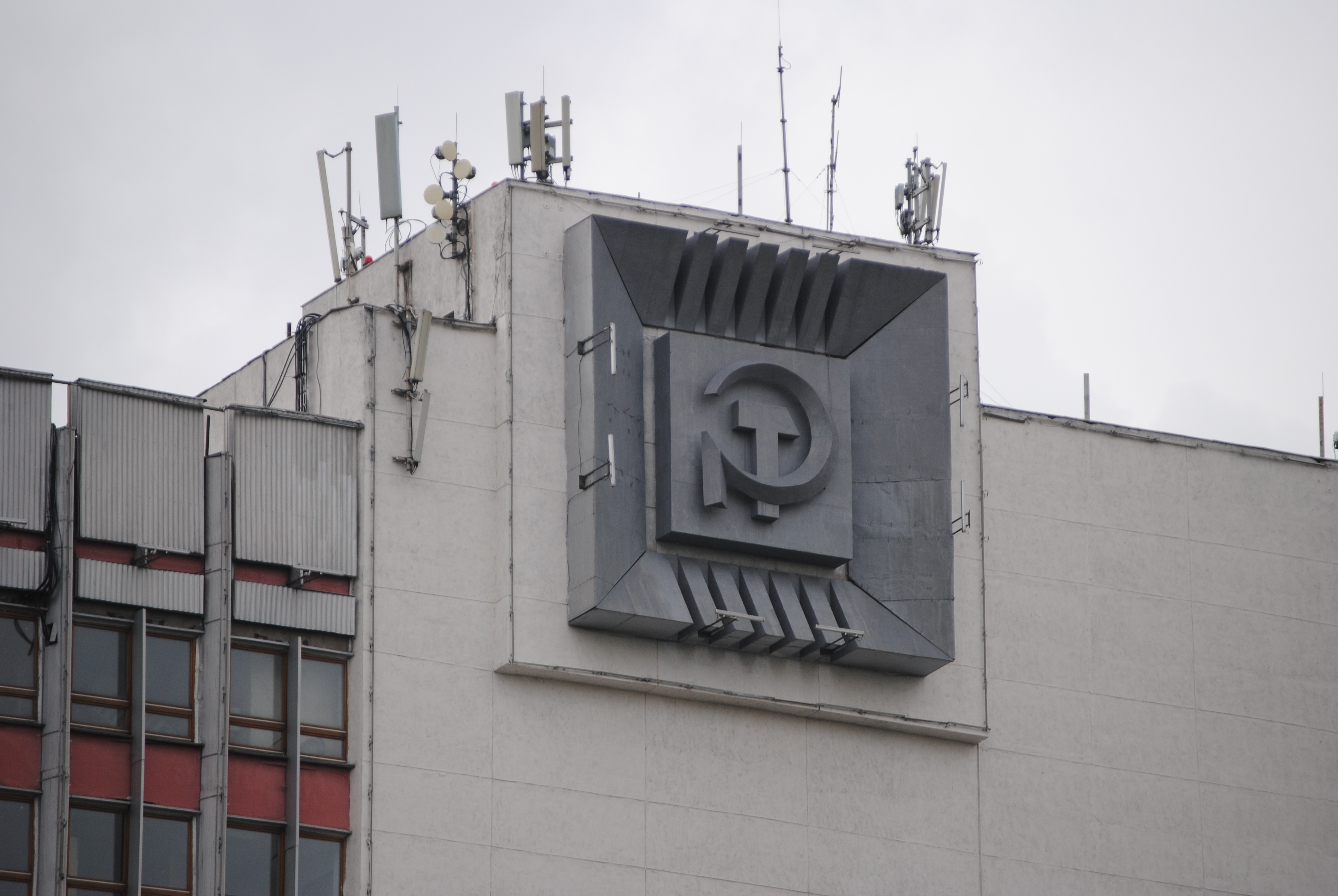 Emblema con la hoz y el martillo en un edificio de Minsk