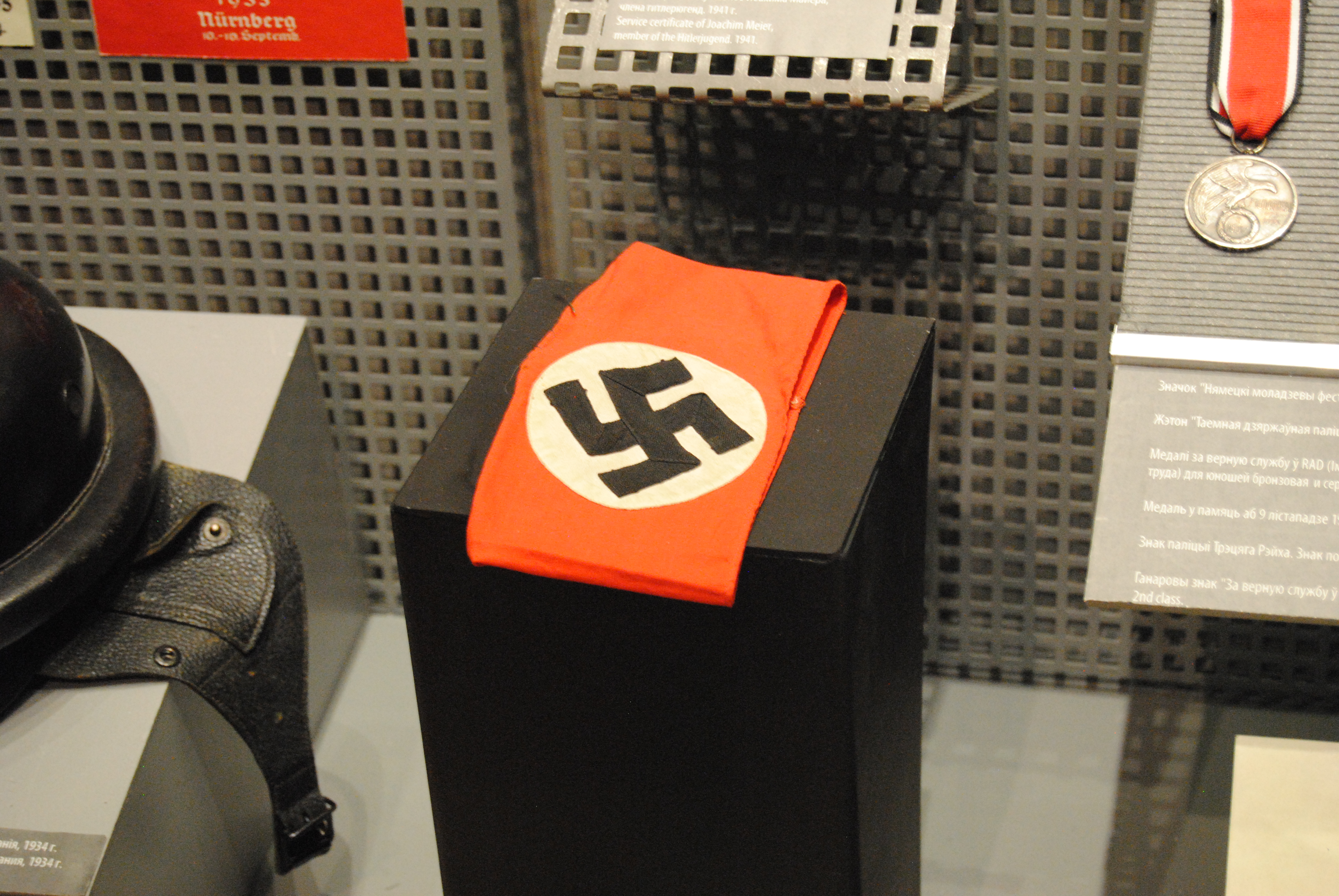banda de brazo con el símbolo nazi