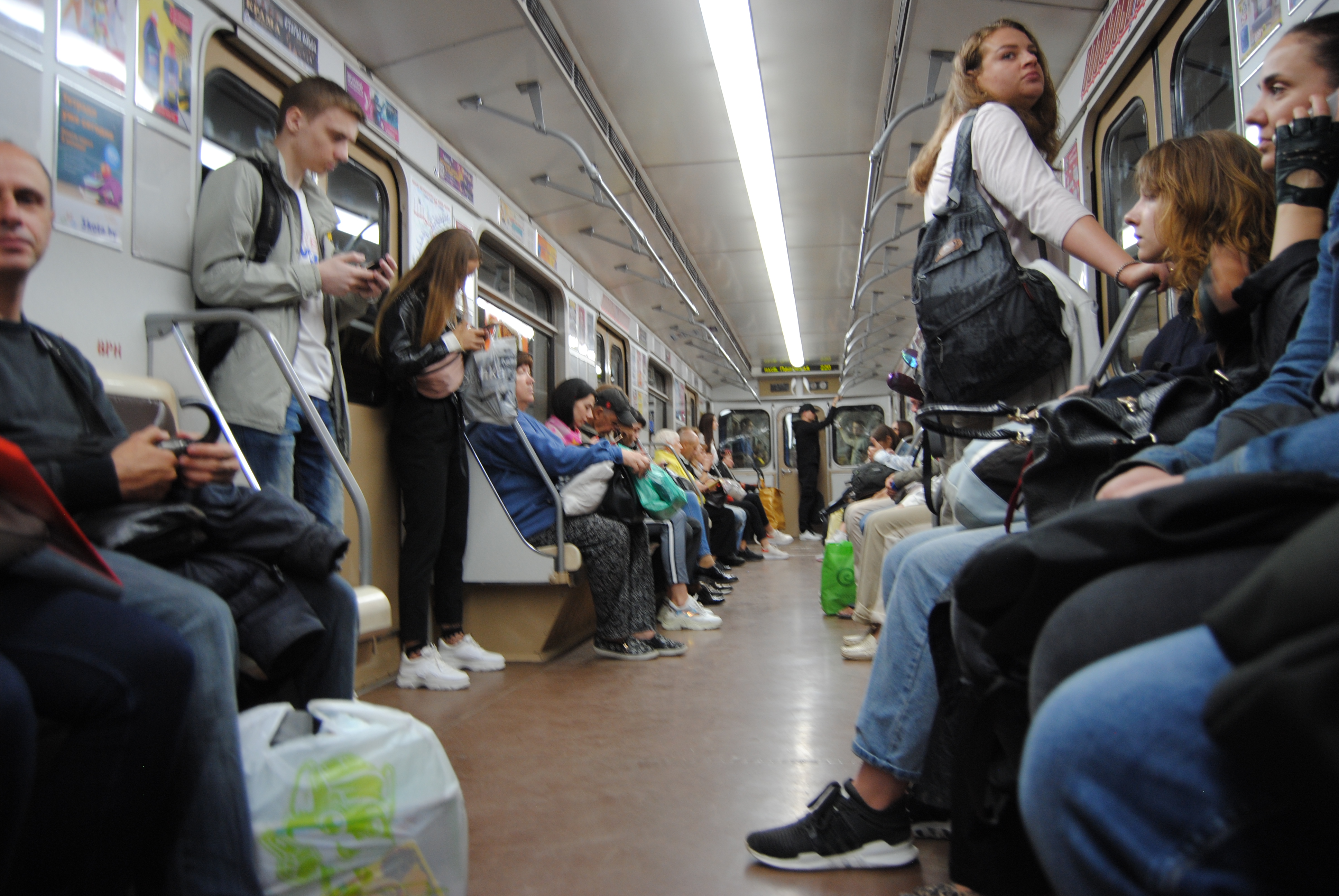 interior del vagón del metro de Minsk