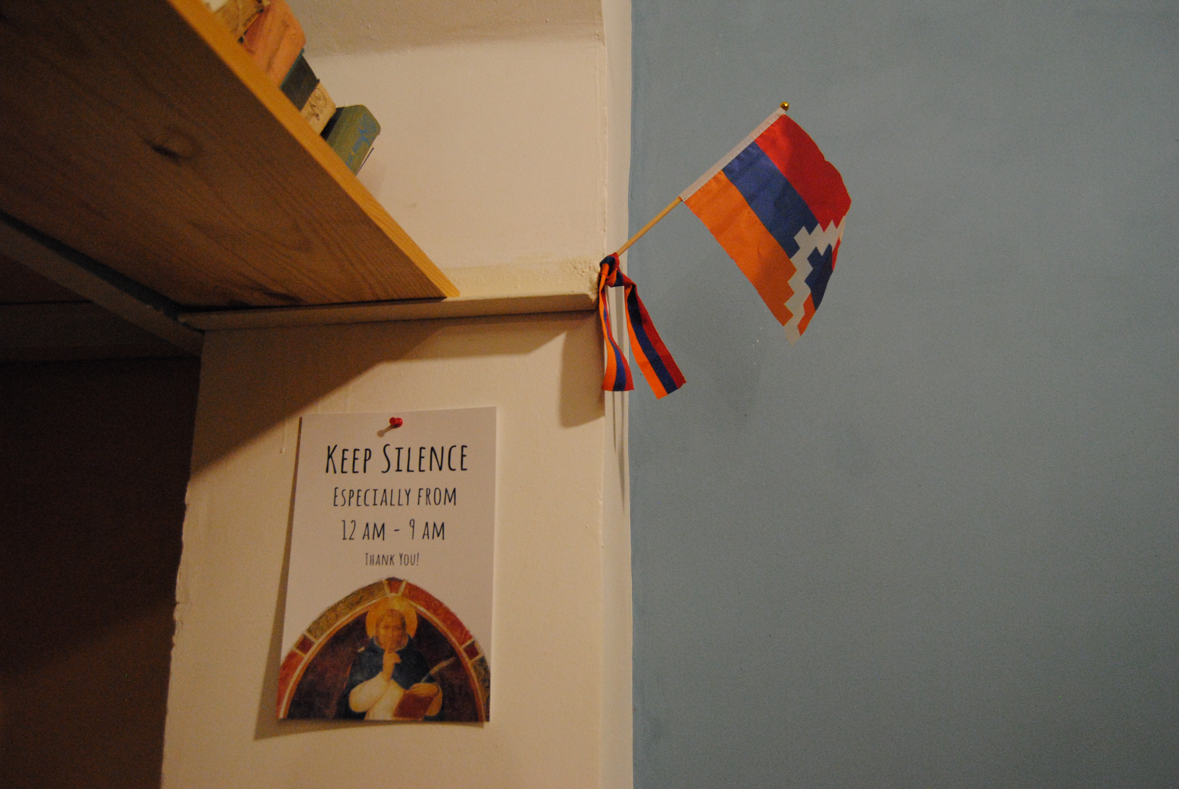 Hostel en Ereván, con la bandera de Artsakh.