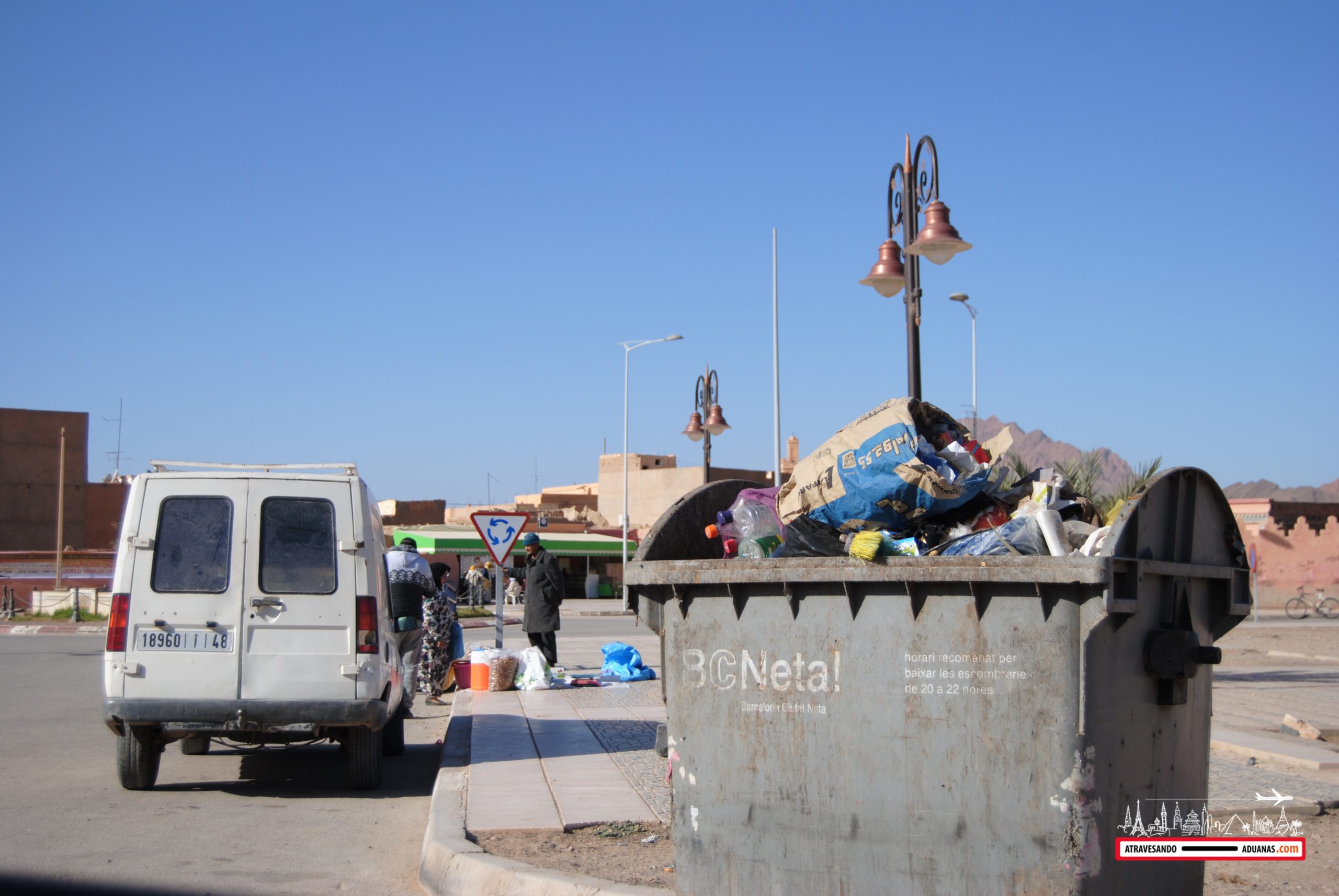 contenedor de barcelona en la ciudad de Figuig, Marruecos
