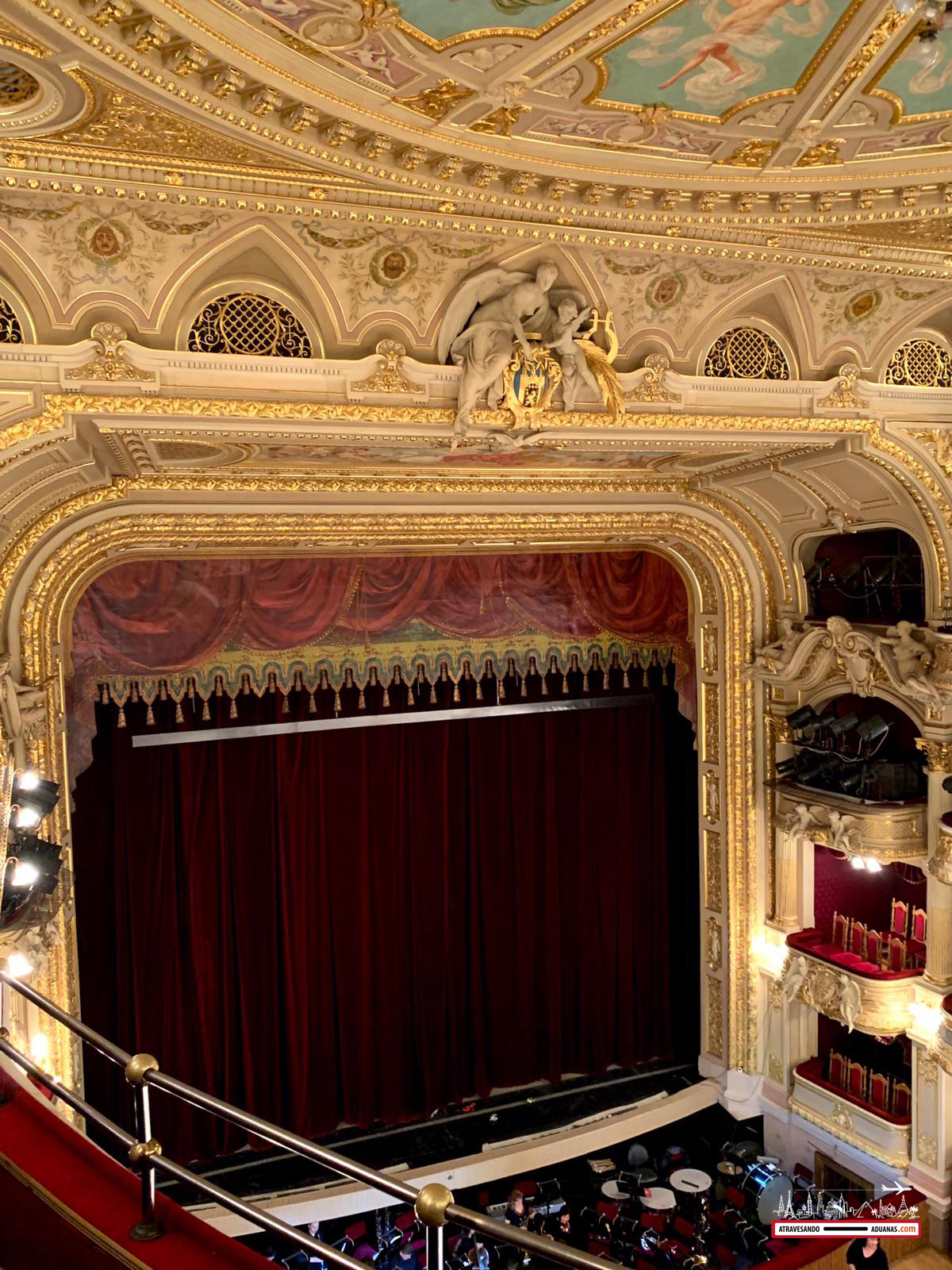 interior de la ópera de Lviv
