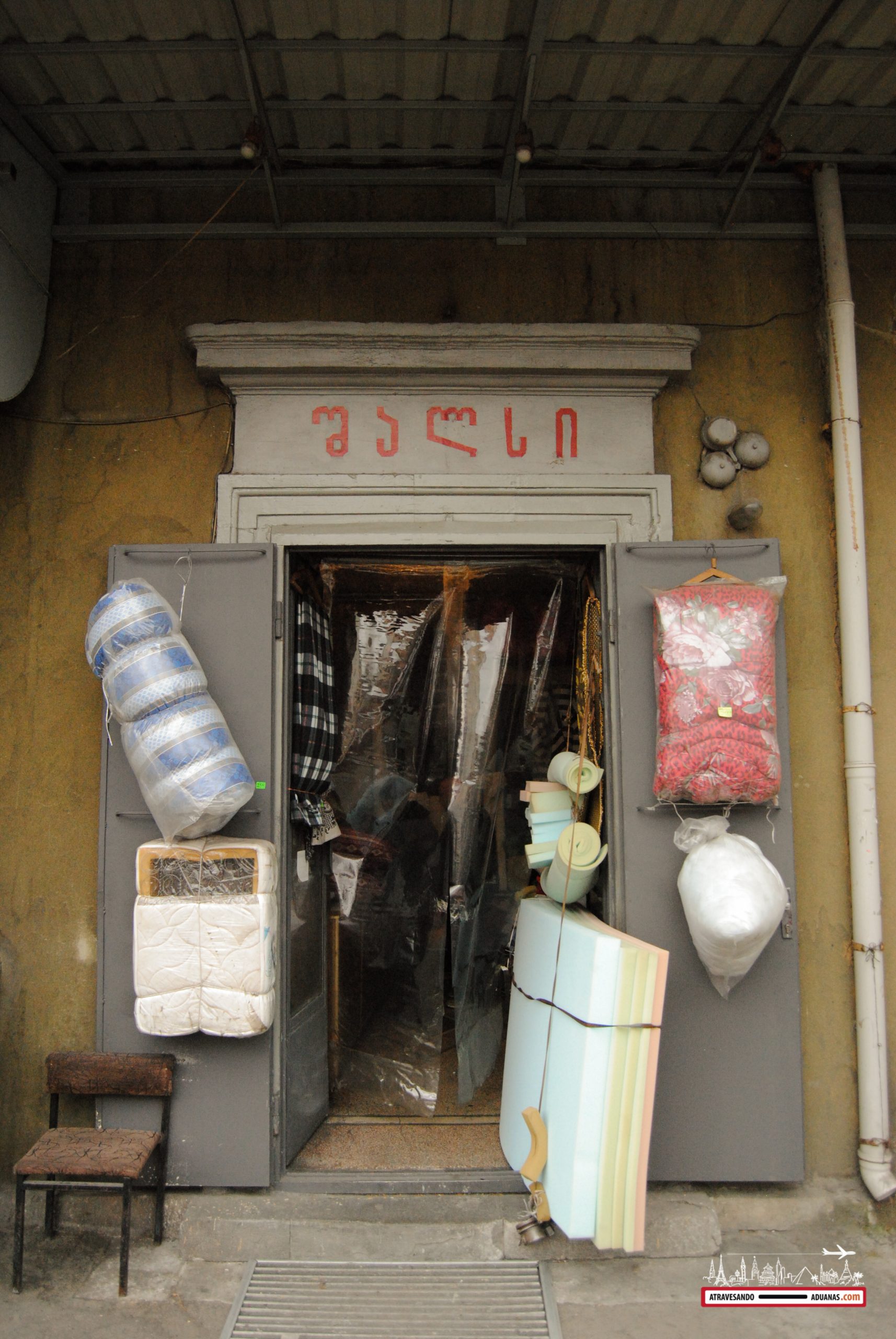 tienda de muebles en el dezerter bazaar de tbilisi