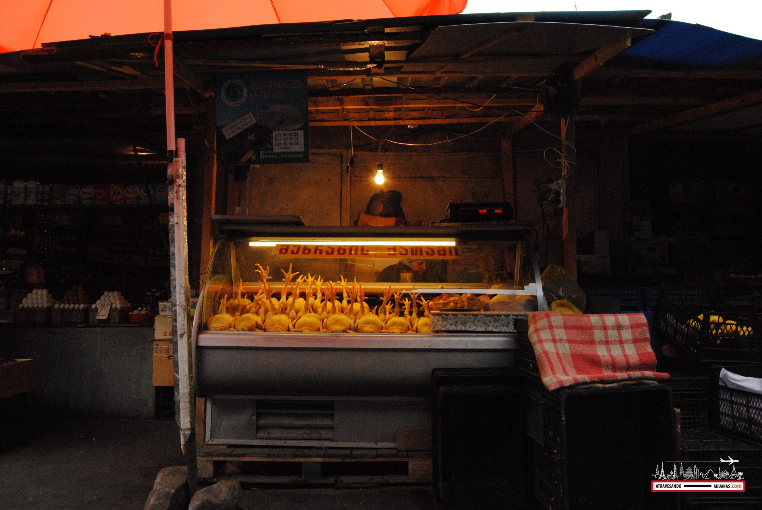 parada de pollos en el dezerter bazaar de tbilisi