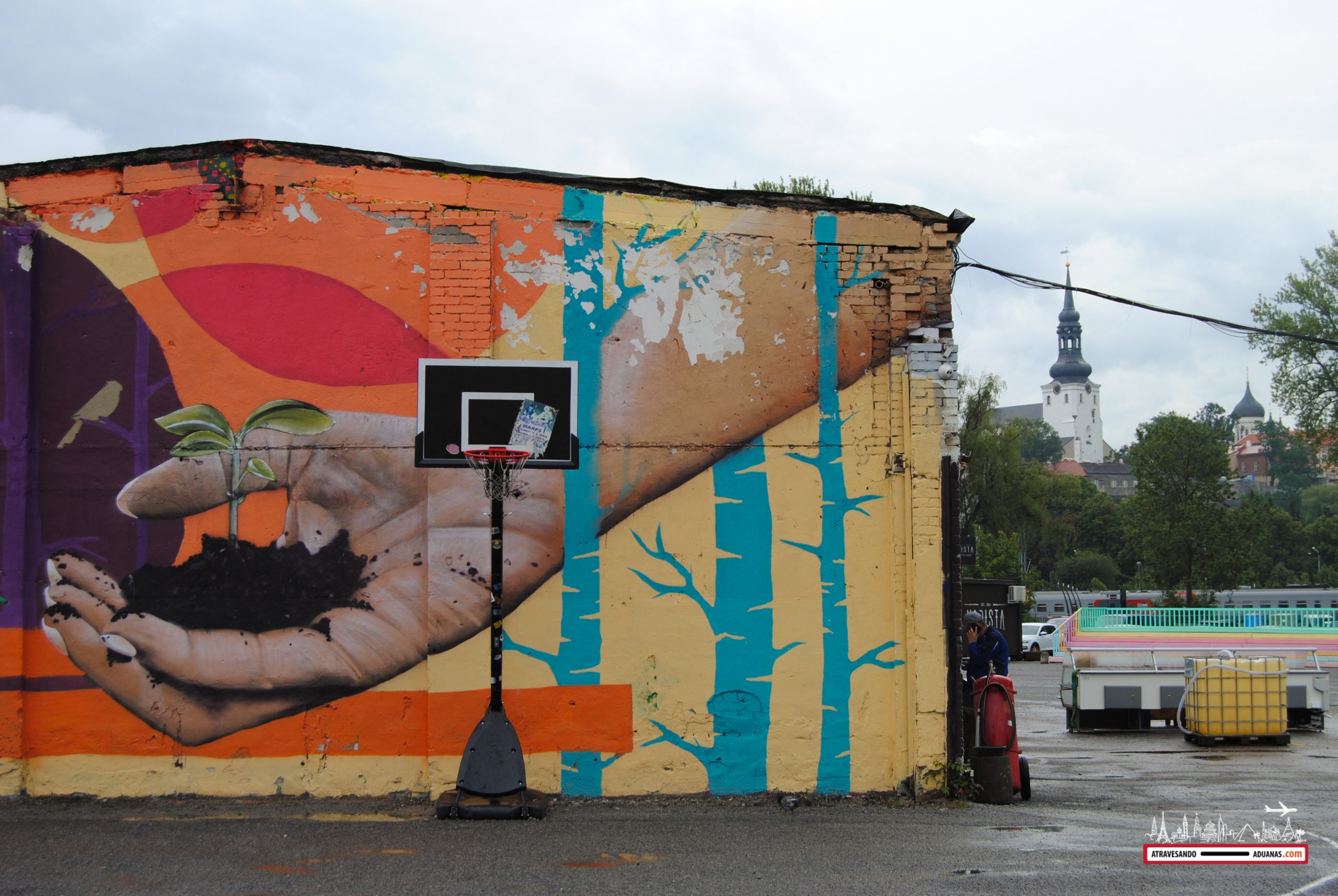 Cesta de baloncesto en el barrio de Telliskivi de Tallinn