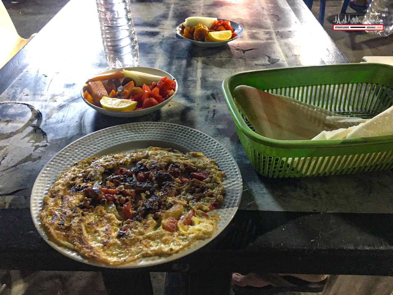 Plato de pan a base de arroz y tortilla en la Ciudad al-Sadr